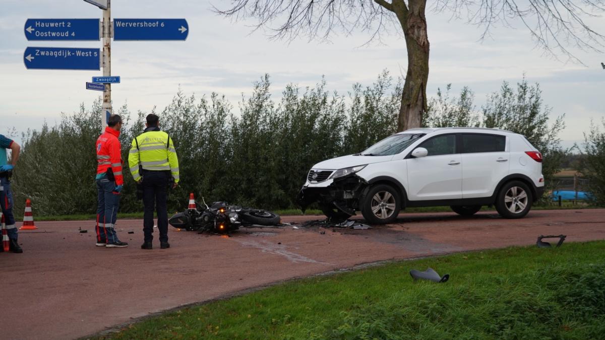 Motorrijder gewond na aanrijding met auto in Zwaagdijk