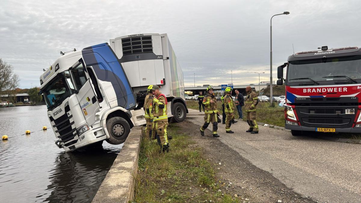 Persoon aangereden door auto na mogelijke ruzie • Steekpartij in Zaandam, verdachte op de vlucht