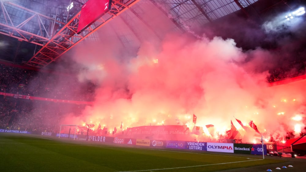 Sfeeractie voor verongelukte Ajax-supporter, wedstrijd tegen Heerenveen tijdelijk stilgelegd