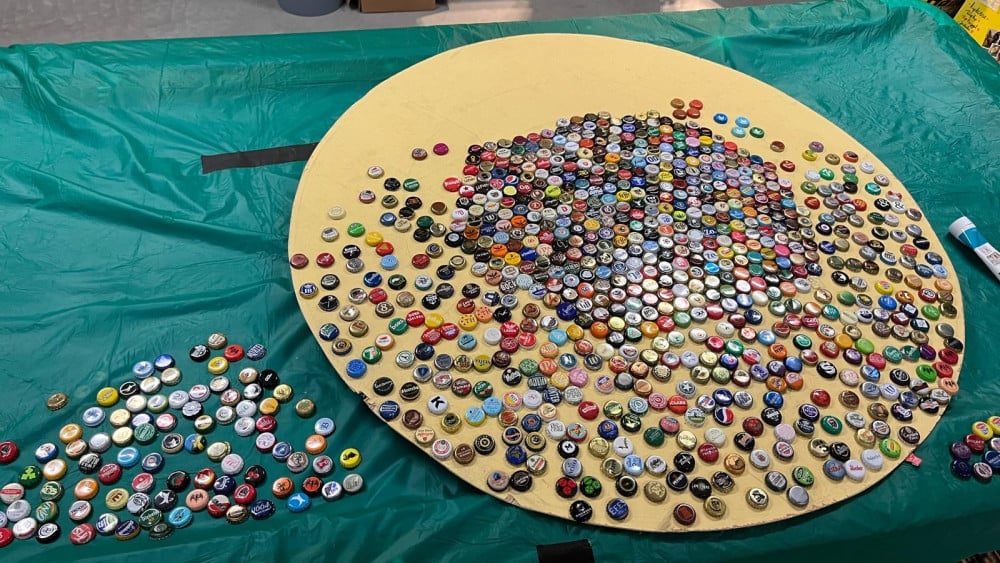 Zoektocht naar vermist knutselwerk van de baan: bierdopjes gezocht voor poging twee Home