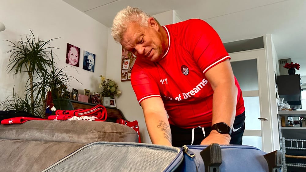 AZ-fan Herman Slim maakt zich klaar voor Engels snoepreisje Home