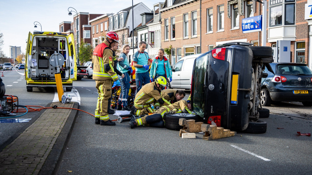 Bestuurder uit auto bevrijd door brandweer na ongeluk • Motorrijder zwaargewond na aanrijding in Amsterdam.