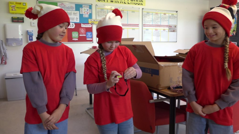 Verkleed als vuurtoren zingen Texelse leerlingen een eigen geschreven lied voor de sint