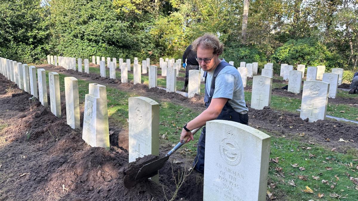 Groot onderhoud oorlogsbegraafplaats Den Burg verbetert rustplek voor slachtoffers