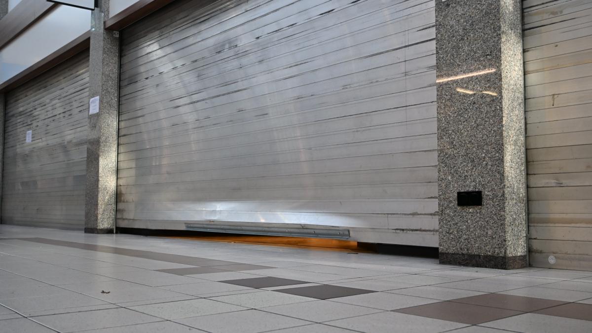 Inbraak in juwelier Heiloo, politie zoekt drie verdachten op één scooter