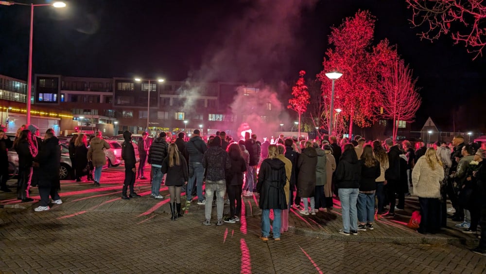 Met fakkels en rozen herdenken vrienden Tijn: "Zijn naam moet gezuiverd worden"