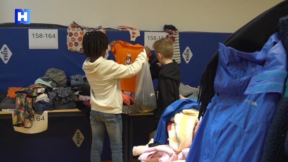 Gratis kleding voor alle kinderen: kledingmarkt Hilversumse basisschool groot succes