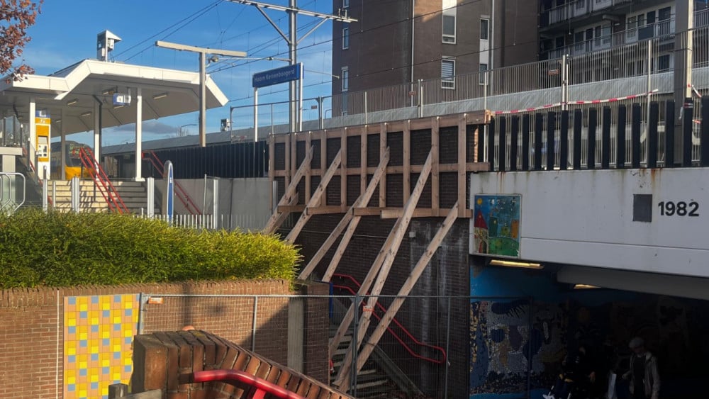 Maanden vertraging door afgesloten trap op station: "Helft van de treinen gemist"