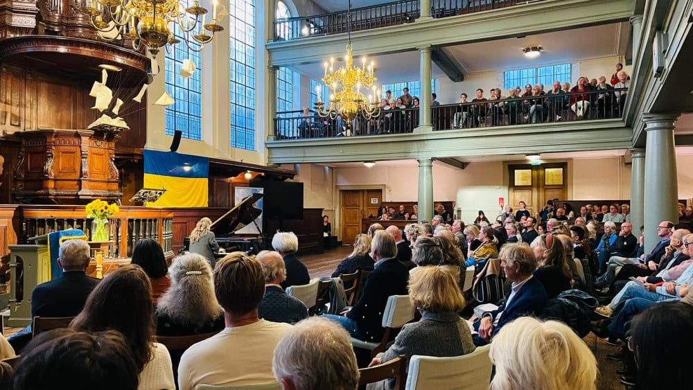 Jonge pianisten steunen Oekraïense soldaten met klassiek concert 