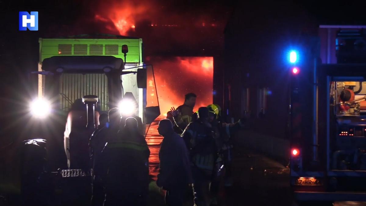 Grote brand bij loonbedrijf Oosterend op Texel