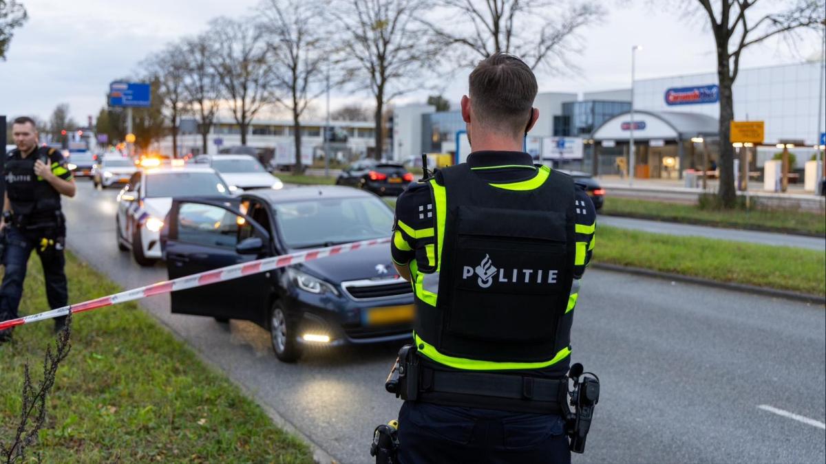 Auto vol studenten kantelt bij CIOS Haarlem • Politie zoekt nog naar verdachte Haarlems schietincide