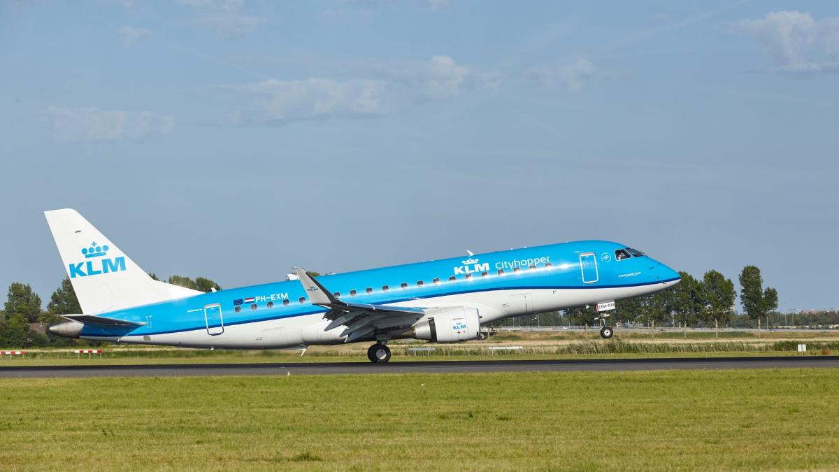 KLM-vlucht strandt na landing: passagiers met bussen van taxibaan naar gate