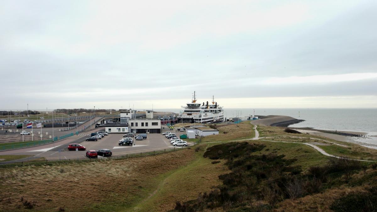 ?? Mijter vast, Sinterklaas: winderig weer tijdens de intocht op Texel