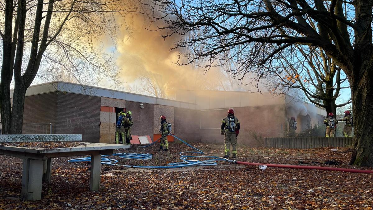 Veel rook bij grote brand in leegstaande school Hoofddorp