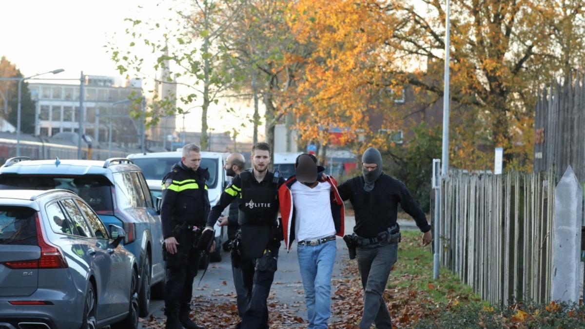 Verdachte roept 'bom' in trein bij Hilversum, drie personen aangehouden