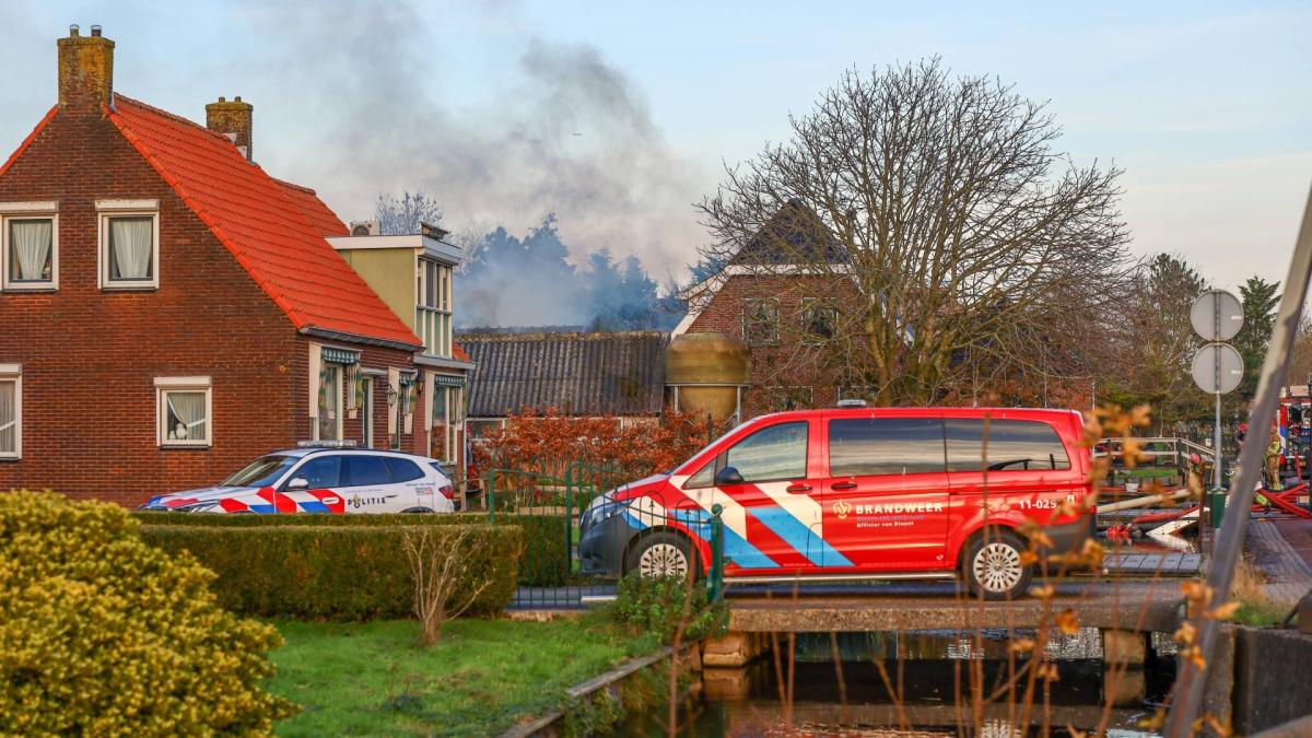 Flinke brand in schuur Oostzaan, paarden in veiligheid gebracht