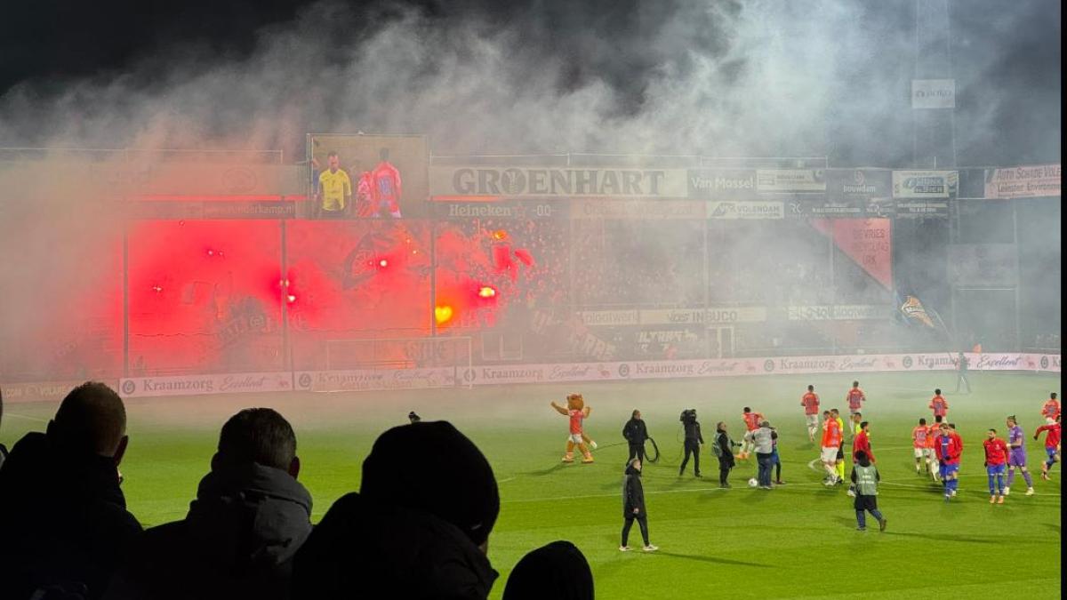 ?? Na uitgestelde aftrap rolt de bal bij FC Volendam • Ajax begint met één nieuweling