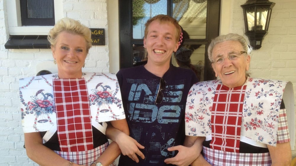 Herinneringen aan oma's in klederdracht gezocht: "Jammer dat het uit ons geheugen verdwijnt"