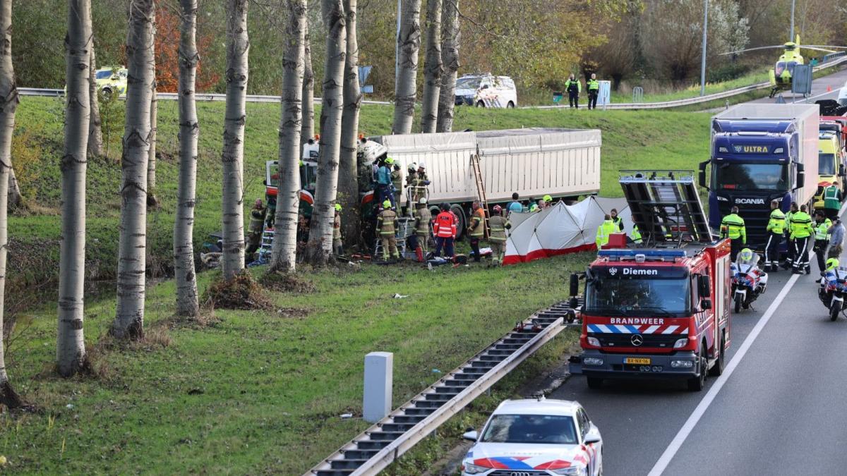 Vrachtwagenchauffeur (64) overleden na ongeluk op A10