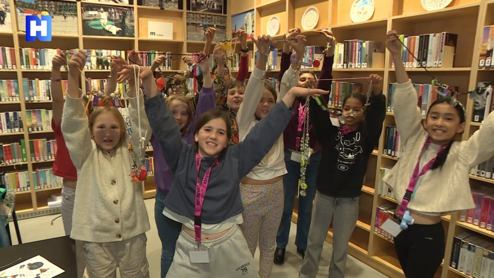Kinderen maken een ambtsketen voor hun ideale burgemeester van de toekomst