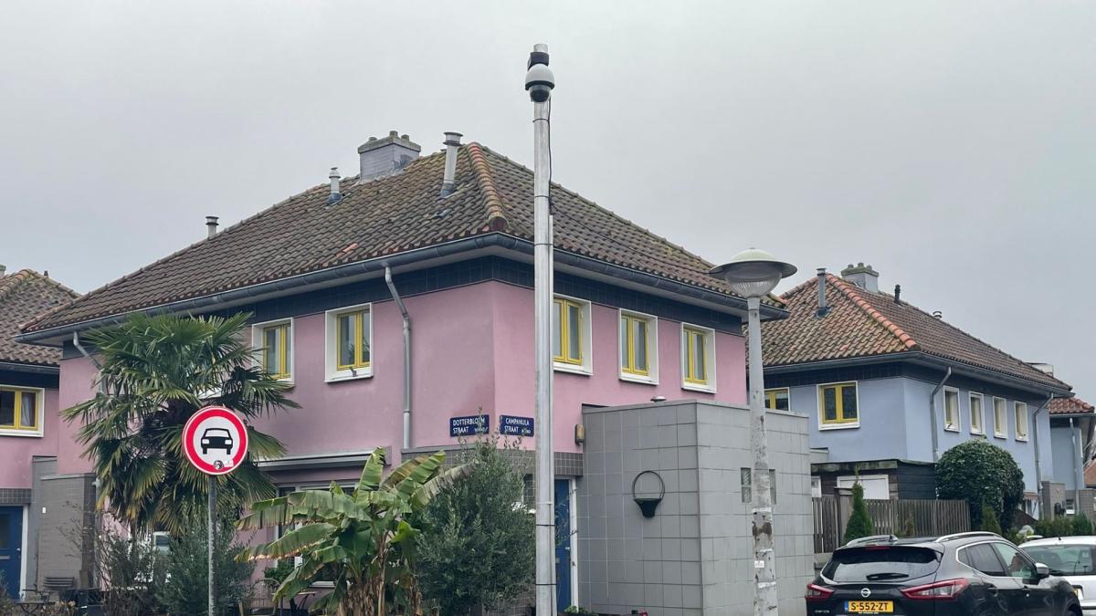 Auto ondersteboven in de berm in Nieuw-Vennep • Opnieuw ravage in Haarlem door nachtelijke autobrand