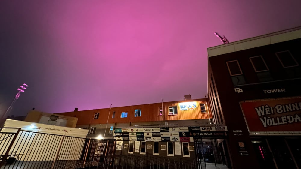 Mysterieus 'noorderlicht' boven Volendam blijkt stadionverlichting