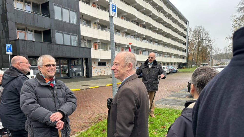 'Bord' voor Hilversumse seniorenflat moet startschot zijn voor oplossing parkeerellende