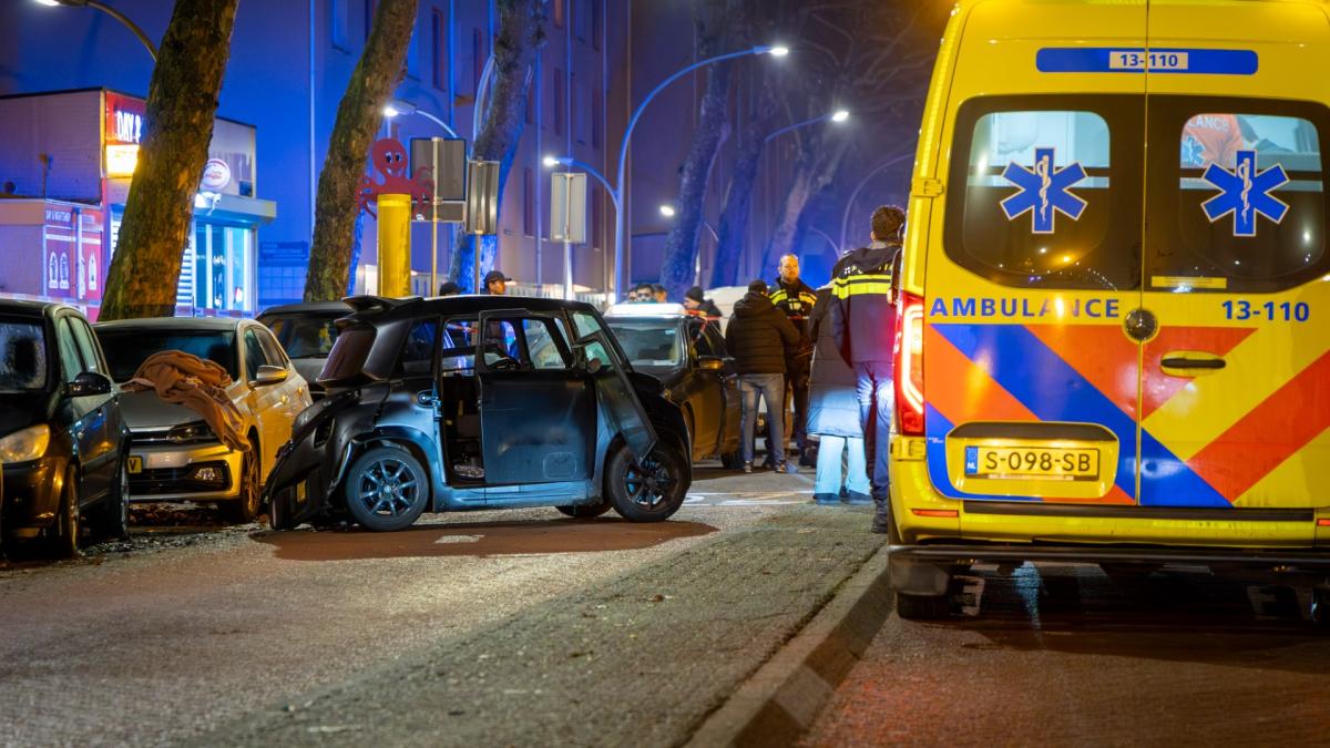 Taxi botst tegen mini-auto in Geuzenveld, één inzittende gewond