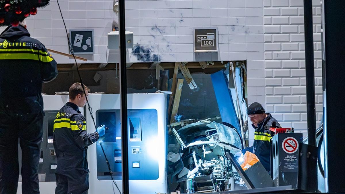 Ravage na plofkraak op eerste verdieping van outletcentrum in Halfweg