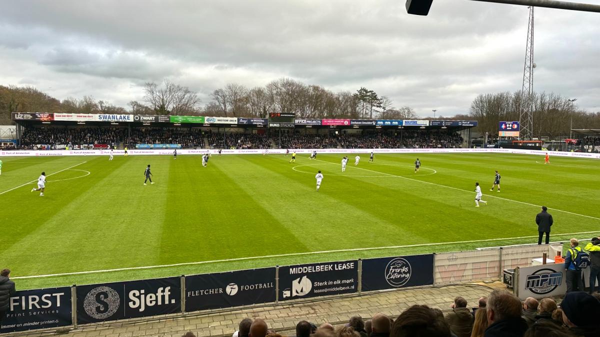 Rotterdamse storm is wat gaan liggen in Velsen-Zuid • FC Volendam strijdend ten onder bij PSV