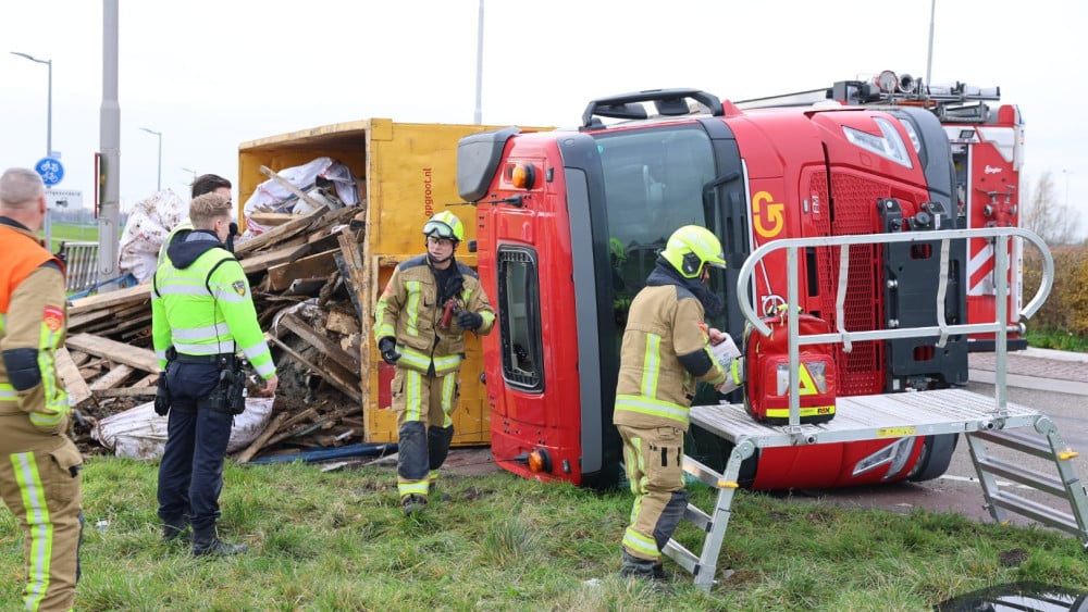 Brandweer redt chauffeur uit vrachtwagen • Lichaam gevonden in water Amsterdam-Zuid