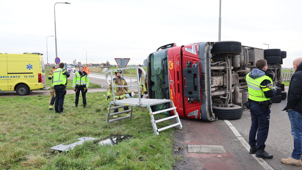 Vrachtwagen kantelt in Vijfhuizen, bestuurder naar ziekenhuis Nieuws