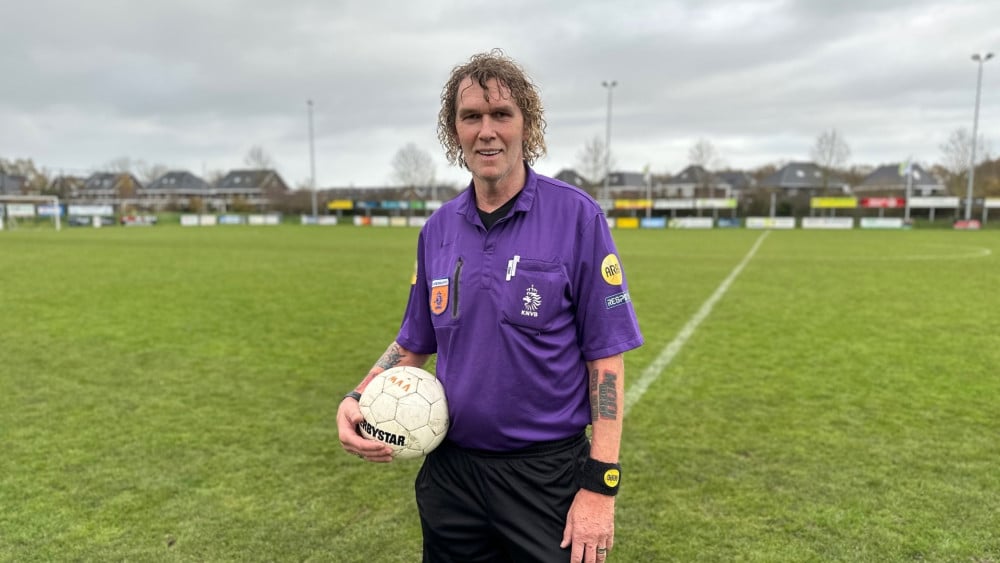 Schorsing zingende scheidsrechter Jan Smit was wereldnieuws, nu staat hij weer op het veld