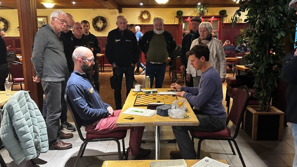 Op pad met Damclub IJmuiden: "Speelde ooit tegen iemand die klakte met zijn kunstgebit"