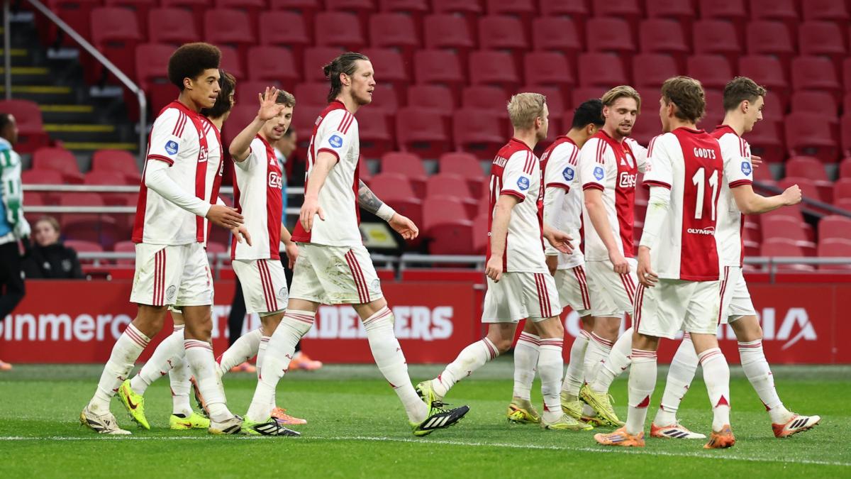 Lees terug: Ajax voorkomt negatief clubrecord met zege op FC Groningen