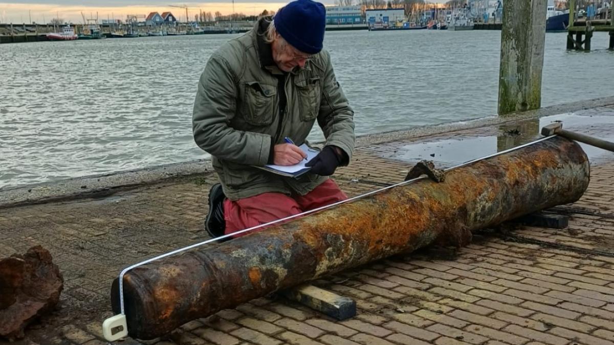 Wieringer garnalenvissers vissen 400 jaar oud kanon op uit de Waddenzee