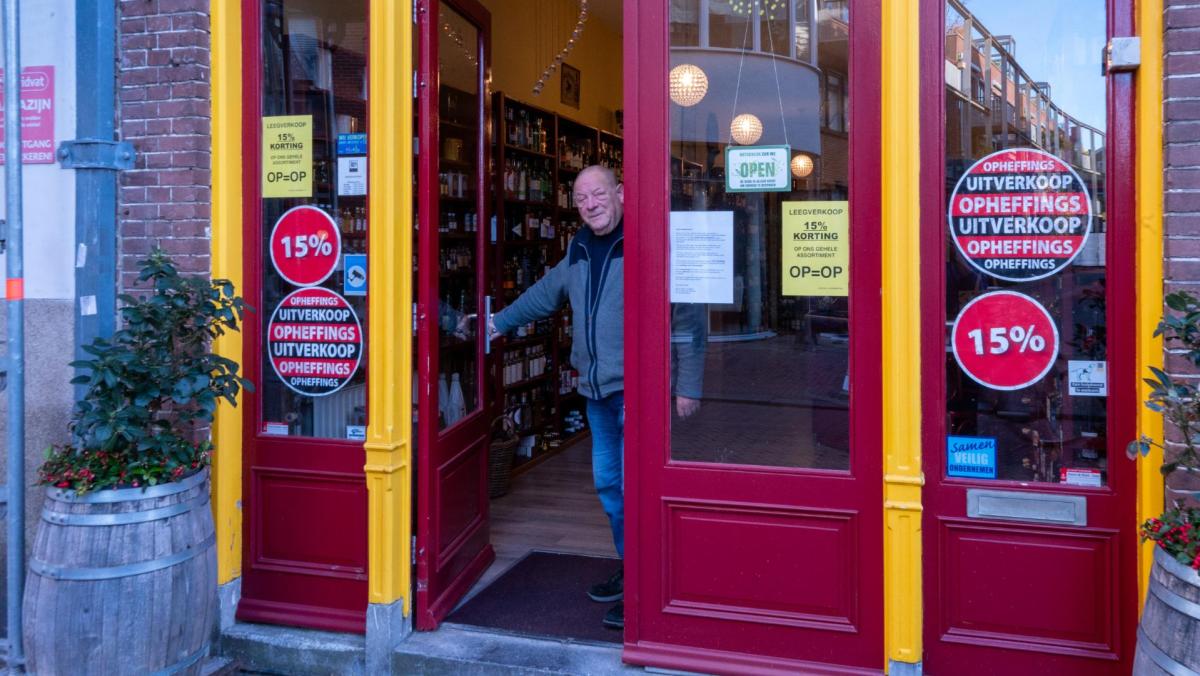 Whiskygek Dirk (77) sluit zijn slijterij in Haarlem: 