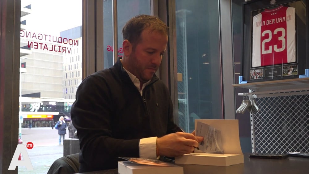 Rafael van der Vaart signeert biografie in Ajax-fanshop en zorgt voor lange rij Home