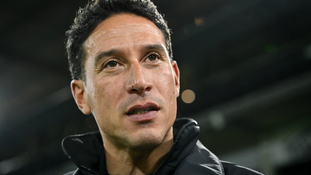 Gefrustreerde Telstar-trainer bijt op de tanden voor de camera Home