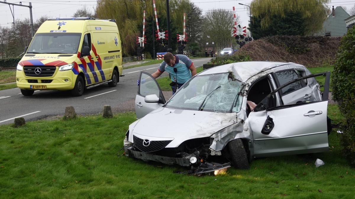 Auto over de kop in Heerhugowaard, bestuurder naar ziekenhuis