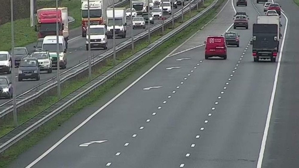 Automobilist zwaargewond na botsing tegen een boom.