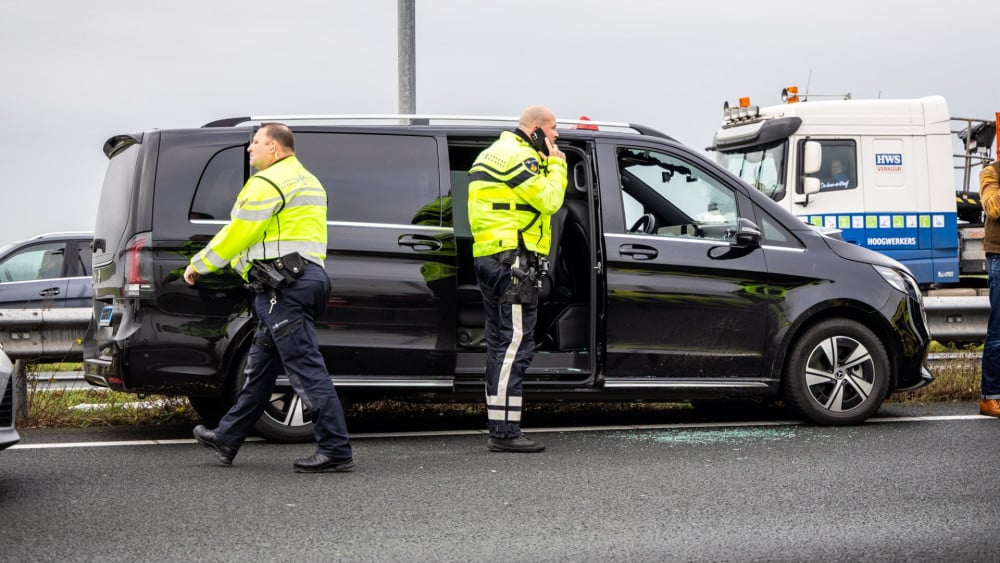 Automobilist zwaargewond na botsing en crash tegen vangrail A5 Nieuws