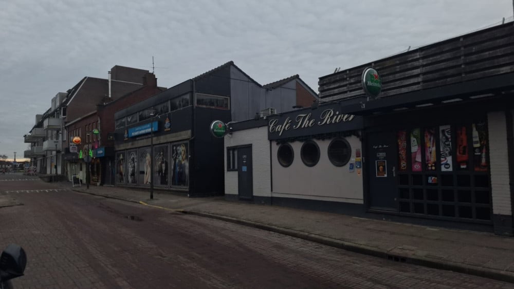 Uithoornaar (19) voor de rechter om neerslaan jonge vrouw, voetbalcoach en diens moeder Nieuws