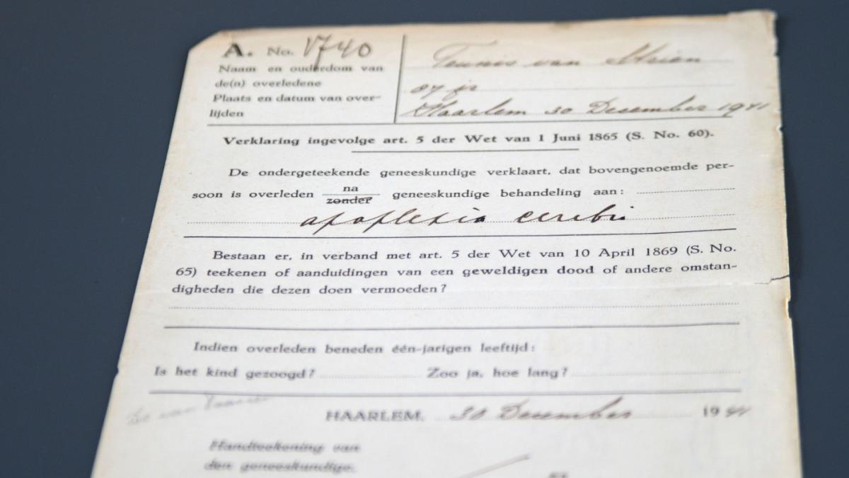 Historici onderzoeken tienduizenden Haarlemse 'doodsbriefjes'