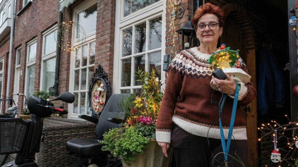 Els (70) uit Haarlem boos en verdrietig na vernieling kerstversiering: 