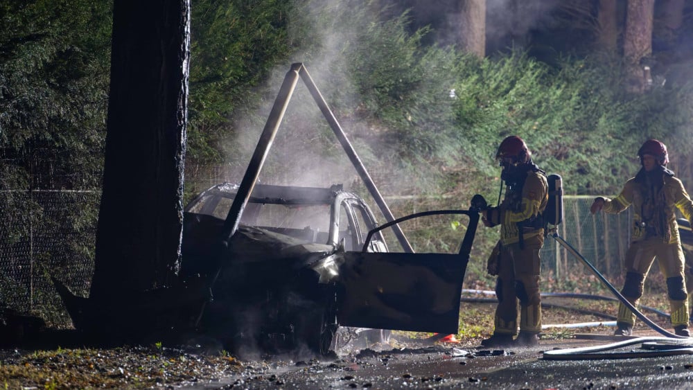 Aanhouding voor gewapende overval • Bestuurder ramt brug en belandt in water