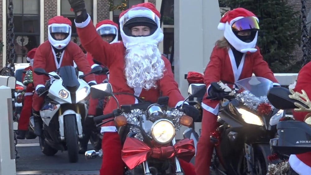 Prachtig plaatje: Straten kleuren rood door meer dan honderd kerstmannen op motoren