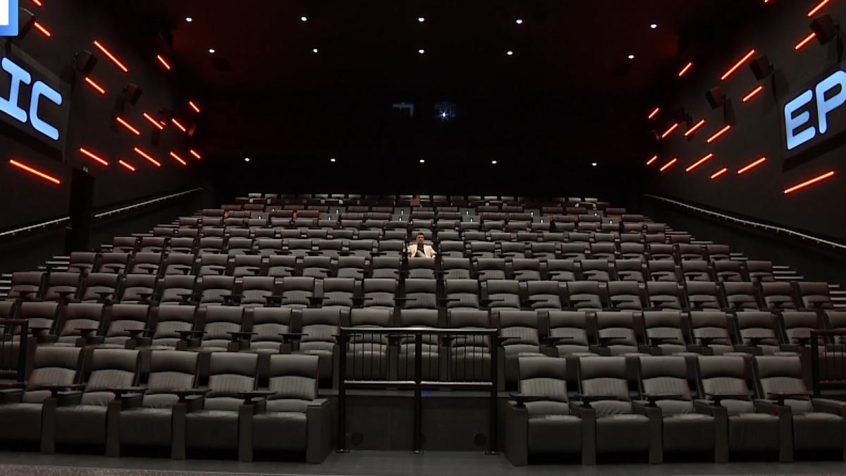 Megabioscoop met scherm van drie grachtenpanden breed opent morgen in Amsterdam