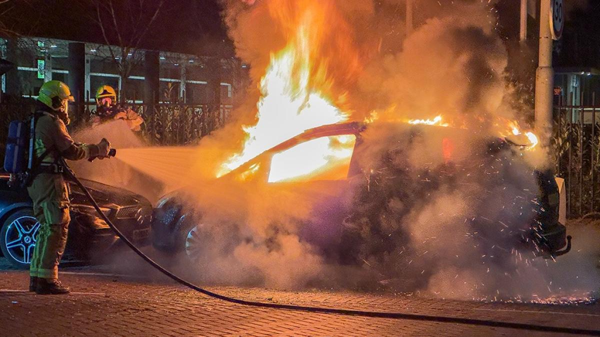 Twee autobranden in dezelfde nacht in Haarlem • Fik in Volendam