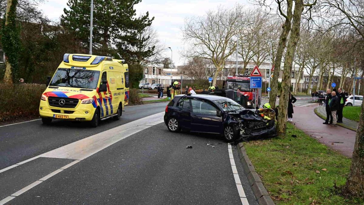 Twee personen naar ziekenhuis na ongeluk in Hoofddorp